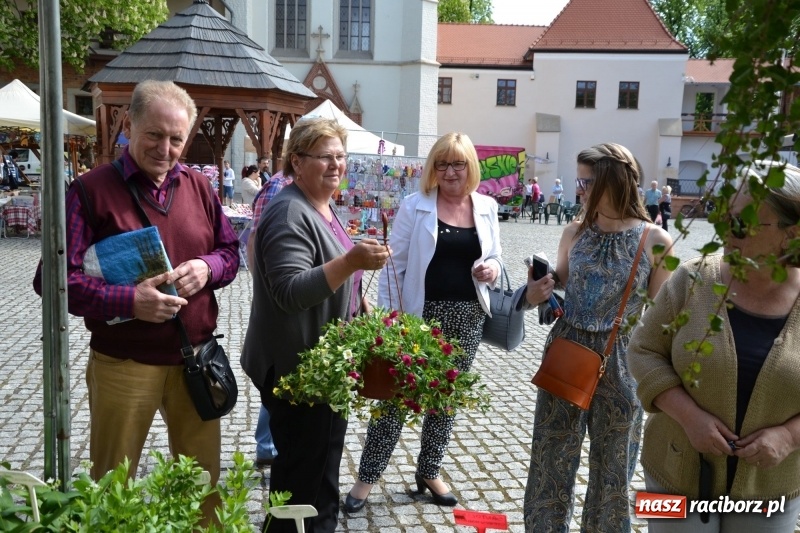 Zdjęcie w galerii na portalu naszraciborz.pl: Kwiaty, jadło, rękodzieło, folklor i statua wolności, czyli zamkowy jarmark różności  wiadomości z regionu