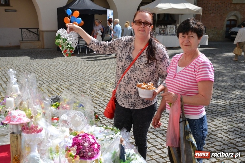 Zdjęcie w galerii na portalu naszraciborz.pl: Kwiaty, jadło, rękodzieło, folklor i statua wolności, czyli zamkowy jarmark różności  wiadomości z regionu
