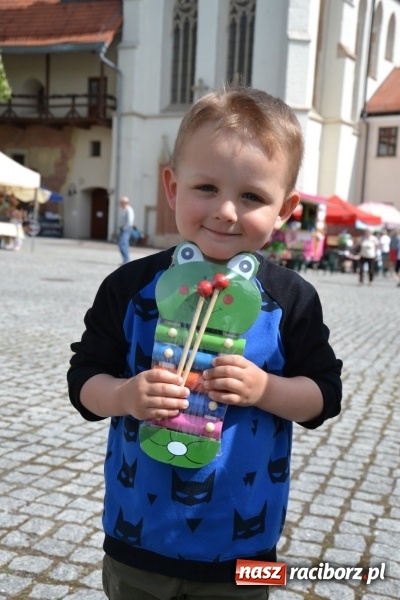 Zdjęcie w galerii na portalu naszraciborz.pl: Kwiaty, jadło, rękodzieło, folklor i statua wolności, czyli zamkowy jarmark różności  wiadomości z regionu