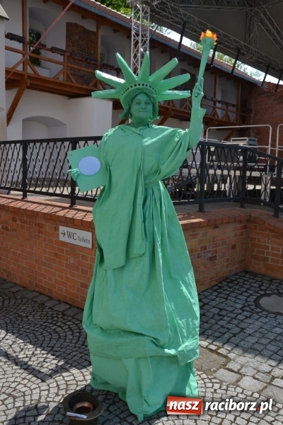 Zdjęcie w galerii na portalu naszraciborz.pl: Kwiaty, jadło, rękodzieło, folklor i statua wolności, czyli zamkowy jarmark różności  wiadomości z regionu