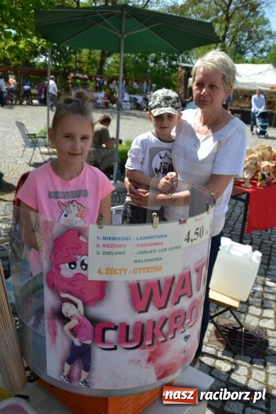 Zdjęcie w galerii na portalu naszraciborz.pl: Kwiaty, jadło, rękodzieło, folklor i statua wolności, czyli zamkowy jarmark różności  wiadomości z regionu