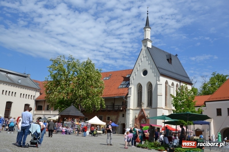 Zdjęcie w galerii na portalu naszraciborz.pl: Kwiaty, jadło, rękodzieło, folklor i statua wolności, czyli zamkowy jarmark różności  wiadomości z regionu