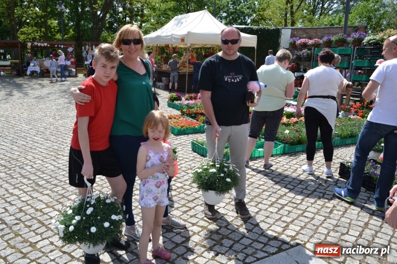 Zdjęcie w galerii na portalu naszraciborz.pl: Kwiaty, jadło, rękodzieło, folklor i statua wolności, czyli zamkowy jarmark różności  wiadomości z regionu