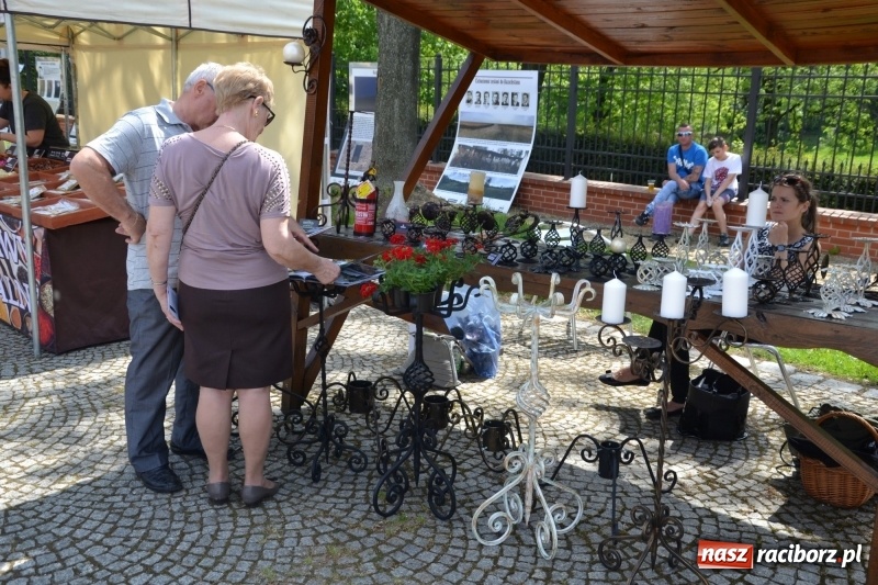 Zdjęcie w galerii na portalu naszraciborz.pl: Kwiaty, jadło, rękodzieło, folklor i statua wolności, czyli zamkowy jarmark różności  wiadomości z regionu