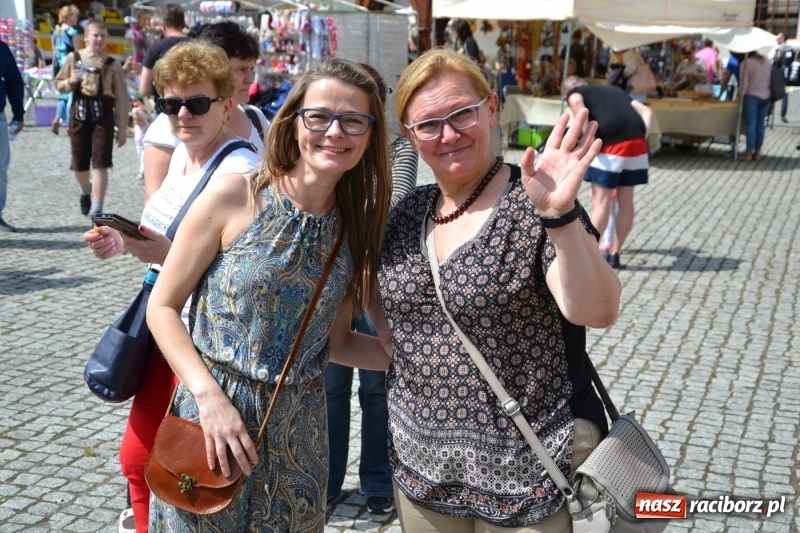 Zdjęcie w galerii na portalu naszraciborz.pl: Kwiaty, jadło, rękodzieło, folklor i statua wolności, czyli zamkowy jarmark różności  wiadomości z regionu