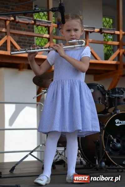 Zdjęcie w galerii na portalu naszraciborz.pl: Kwiaty, jadło, rękodzieło, folklor i statua wolności, czyli zamkowy jarmark różności  wiadomości z regionu