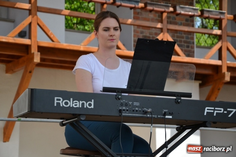 Zdjęcie w galerii na portalu naszraciborz.pl: Kwiaty, jadło, rękodzieło, folklor i statua wolności, czyli zamkowy jarmark różności  wiadomości z regionu