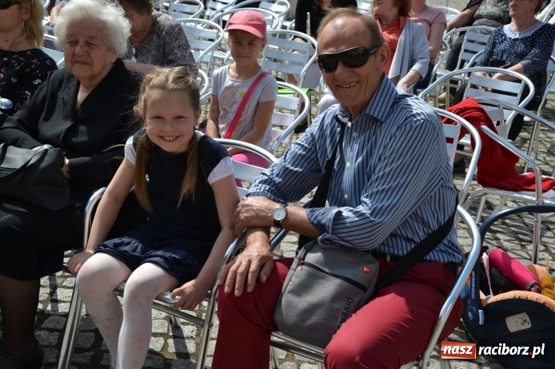 Zdjęcie w galerii na portalu naszraciborz.pl: Kwiaty, jadło, rękodzieło, folklor i statua wolności, czyli zamkowy jarmark różności  wiadomości z regionu