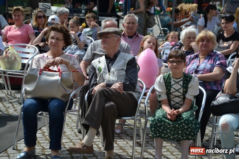 Zdjęcie w galerii na portalu naszraciborz.pl: Kwiaty, jadło, rękodzieło, folklor i statua wolności, czyli zamkowy jarmark różności  wiadomości z regionu