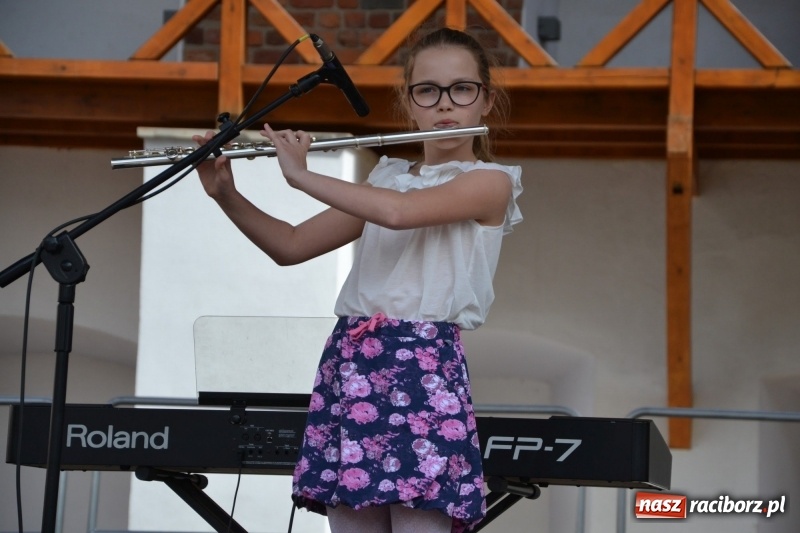 Zdjęcie w galerii na portalu naszraciborz.pl: Kwiaty, jadło, rękodzieło, folklor i statua wolności, czyli zamkowy jarmark różności  wiadomości z regionu