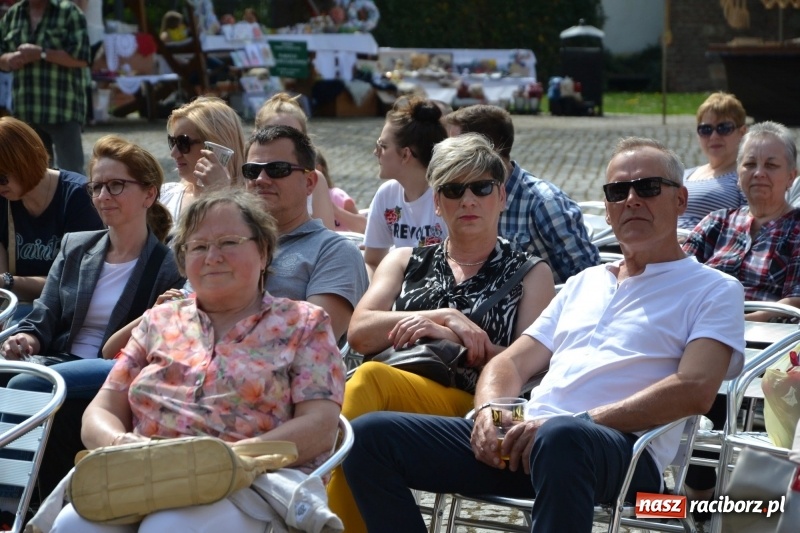 Zdjęcie w galerii na portalu naszraciborz.pl: Kwiaty, jadło, rękodzieło, folklor i statua wolności, czyli zamkowy jarmark różności  wiadomości z regionu