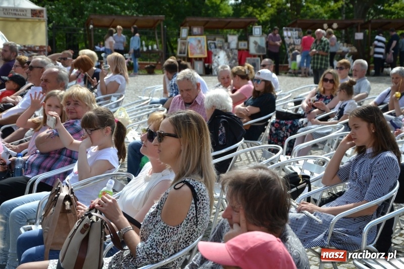 Zdjęcie w galerii na portalu naszraciborz.pl: Kwiaty, jadło, rękodzieło, folklor i statua wolności, czyli zamkowy jarmark różności  wiadomości z regionu