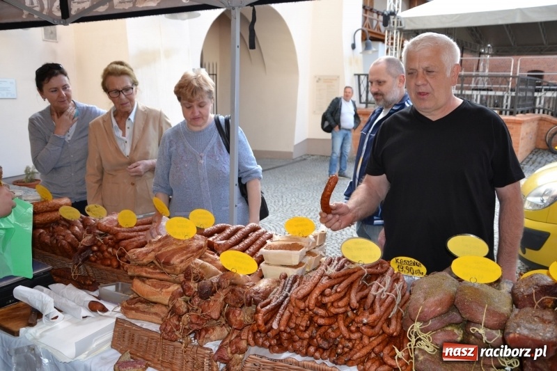 Zdjęcie w galerii na portalu naszraciborz.pl: Kwiaty, jadło, rękodzieło, folklor i statua wolności, czyli zamkowy jarmark różności  wiadomości z regionu