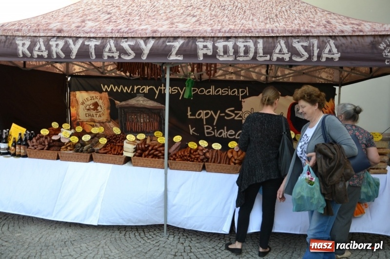 Zdjęcie w galerii na portalu naszraciborz.pl: Kwiaty, jadło, rękodzieło, folklor i statua wolności, czyli zamkowy jarmark różności  wiadomości z regionu