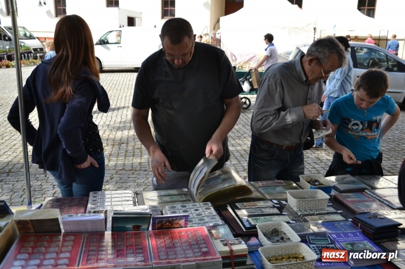 Zdjęcie w galerii na portalu naszraciborz.pl: Kwiaty, jadło, rękodzieło, folklor i statua wolności, czyli zamkowy jarmark różności  wiadomości z regionu