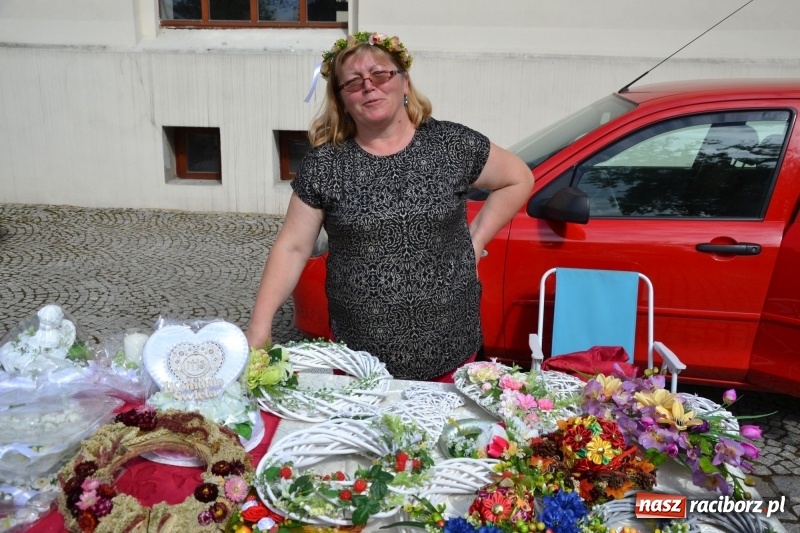 Zdjęcie w galerii na portalu naszraciborz.pl: Kwiaty, jadło, rękodzieło, folklor i statua wolności, czyli zamkowy jarmark różności  wiadomości z regionu