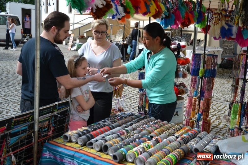 Zdjęcie w galerii na portalu naszraciborz.pl: Kwiaty, jadło, rękodzieło, folklor i statua wolności, czyli zamkowy jarmark różności  wiadomości z regionu