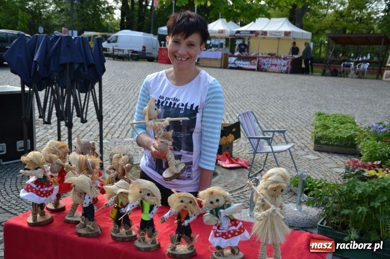 Zdjęcie w galerii na portalu naszraciborz.pl: Kwiaty, jadło, rękodzieło, folklor i statua wolności, czyli zamkowy jarmark różności  wiadomości z regionu