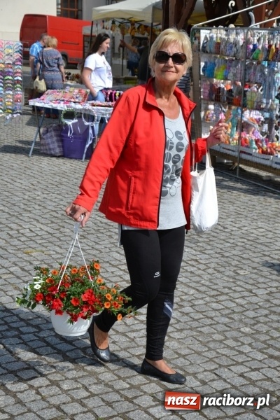 Zdjęcie w galerii na portalu naszraciborz.pl: Kwiaty, jadło, rękodzieło, folklor i statua wolności, czyli zamkowy jarmark różności  wiadomości z regionu