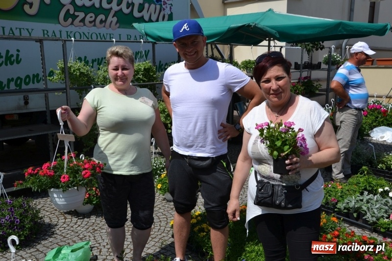 Zdjęcie w galerii na portalu naszraciborz.pl: Kwiaty, jadło, rękodzieło, folklor i statua wolności, czyli zamkowy jarmark różności  wiadomości z regionu