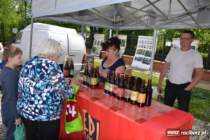 Zdjęcie w galerii na portalu naszraciborz.pl: Kwiaty, jadło, rękodzieło, folklor i statua wolności, czyli zamkowy jarmark różności  wiadomości z regionu