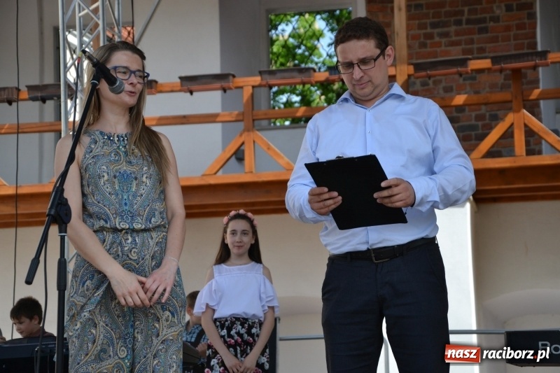 Zdjęcie w galerii na portalu naszraciborz.pl: Kwiaty, jadło, rękodzieło, folklor i statua wolności, czyli zamkowy jarmark różności  wiadomości z regionu