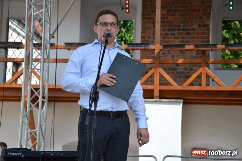 Zdjęcie w galerii na portalu naszraciborz.pl: Kwiaty, jadło, rękodzieło, folklor i statua wolności, czyli zamkowy jarmark różności  wiadomości z regionu