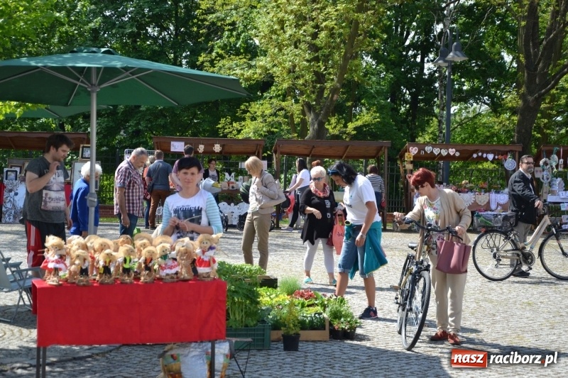 Zdjęcie w galerii na portalu naszraciborz.pl: Kwiaty, jadło, rękodzieło, folklor i statua wolności, czyli zamkowy jarmark różności  wiadomości z regionu