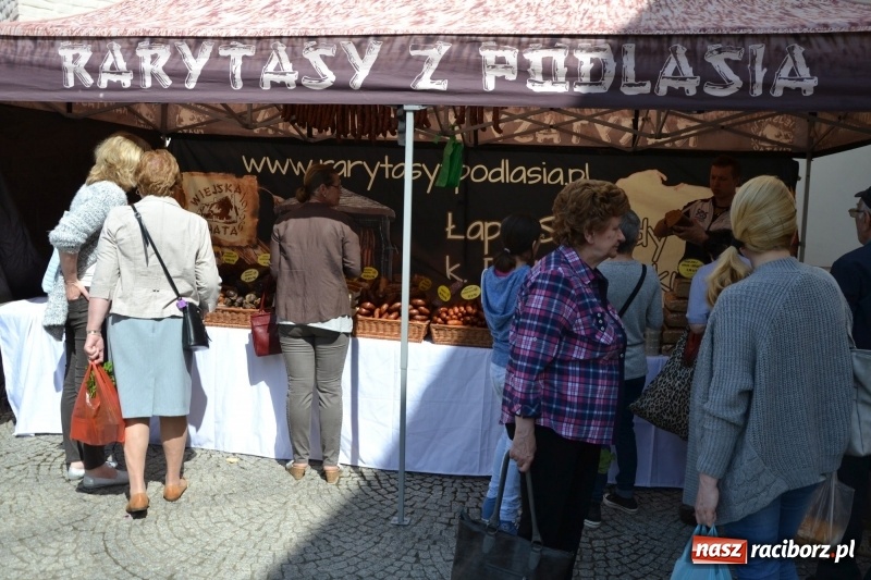 Zdjęcie w galerii na portalu naszraciborz.pl: Kwiaty, jadło, rękodzieło, folklor i statua wolności, czyli zamkowy jarmark różności  wiadomości z regionu