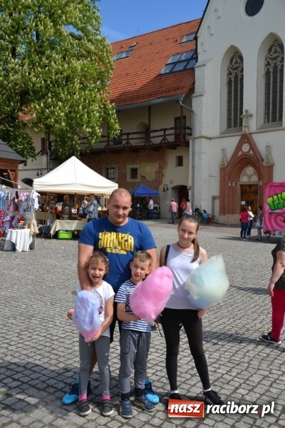 Zdjęcie w galerii na portalu naszraciborz.pl: Kwiaty, jadło, rękodzieło, folklor i statua wolności, czyli zamkowy jarmark różności  wiadomości z regionu