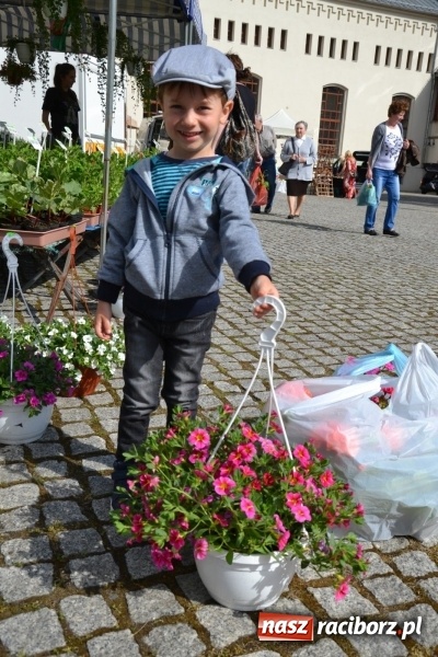 Zdjęcie w galerii na portalu naszraciborz.pl: Kwiaty, jadło, rękodzieło, folklor i statua wolności, czyli zamkowy jarmark różności  wiadomości z regionu