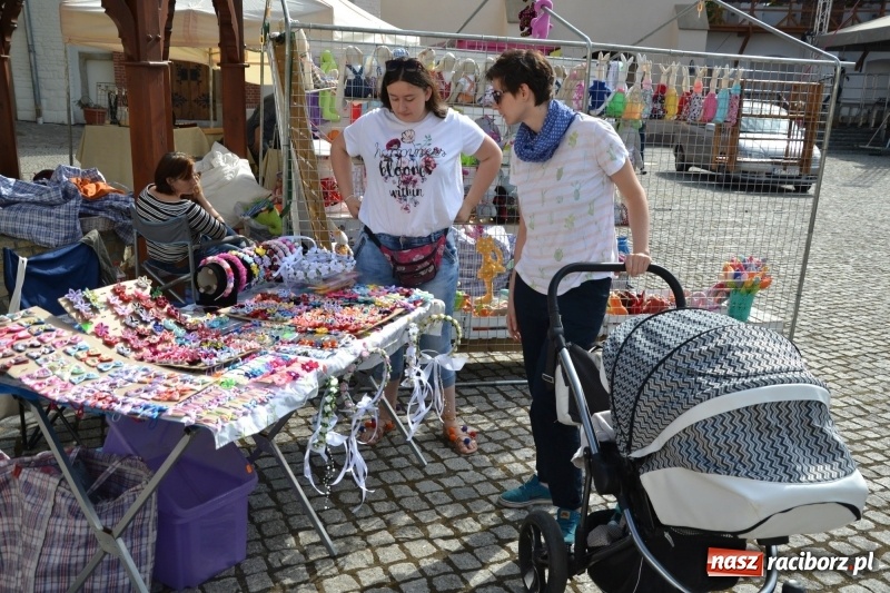 Zdjęcie w galerii na portalu naszraciborz.pl: Kwiaty, jadło, rękodzieło, folklor i statua wolności, czyli zamkowy jarmark różności  wiadomości z regionu