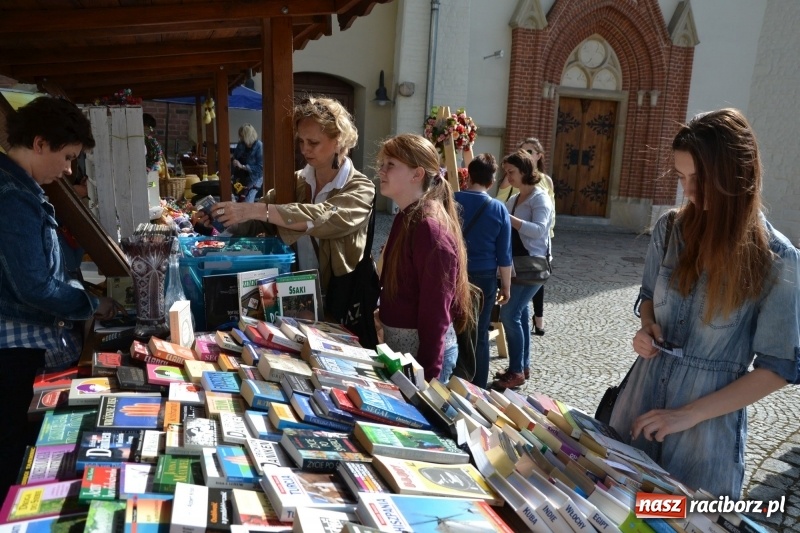 Zdjęcie w galerii na portalu naszraciborz.pl: Kwiaty, jadło, rękodzieło, folklor i statua wolności, czyli zamkowy jarmark różności  wiadomości z regionu