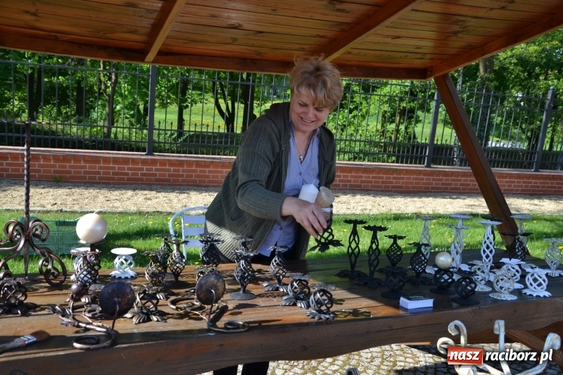 Zdjęcie w galerii na portalu naszraciborz.pl: Kwiaty, jadło, rękodzieło, folklor i statua wolności, czyli zamkowy jarmark różności  wiadomości z regionu