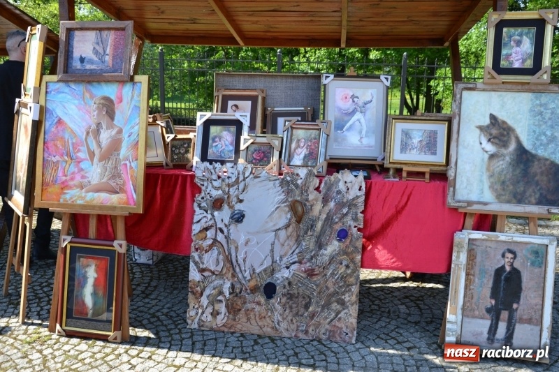 Zdjęcie w galerii na portalu naszraciborz.pl: Kwiaty, jadło, rękodzieło, folklor i statua wolności, czyli zamkowy jarmark różności  wiadomości z regionu