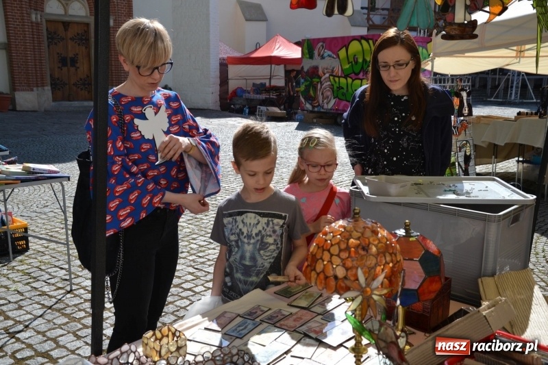 Zdjęcie w galerii na portalu naszraciborz.pl: Kwiaty, jadło, rękodzieło, folklor i statua wolności, czyli zamkowy jarmark różności  wiadomości z regionu