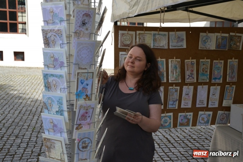 Zdjęcie w galerii na portalu naszraciborz.pl: Kwiaty, jadło, rękodzieło, folklor i statua wolności, czyli zamkowy jarmark różności  wiadomości z regionu