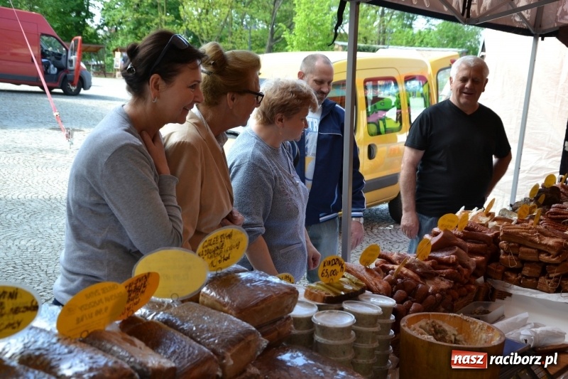 Zdjęcie w galerii na portalu naszraciborz.pl: Kwiaty, jadło, rękodzieło, folklor i statua wolności, czyli zamkowy jarmark różności  wiadomości z regionu
