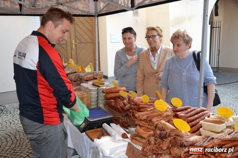 Zdjęcie w galerii na portalu naszraciborz.pl: Kwiaty, jadło, rękodzieło, folklor i statua wolności, czyli zamkowy jarmark różności  wiadomości z regionu