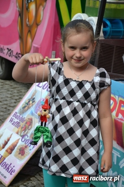 Zdjęcie w galerii na portalu naszraciborz.pl: Kwiaty, jadło, rękodzieło, folklor i statua wolności, czyli zamkowy jarmark różności  wiadomości z regionu