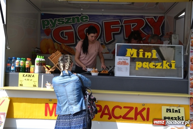 Zdjęcie w galerii na portalu naszraciborz.pl: Kwiaty, jadło, rękodzieło, folklor i statua wolności, czyli zamkowy jarmark różności  wiadomości z regionu