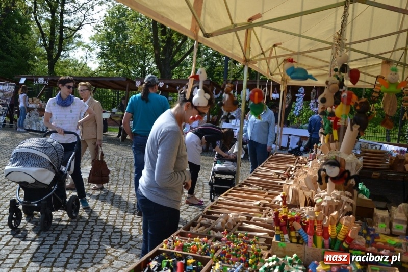 Zdjęcie w galerii na portalu naszraciborz.pl: Kwiaty, jadło, rękodzieło, folklor i statua wolności, czyli zamkowy jarmark różności  wiadomości z regionu