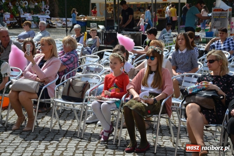 Zdjęcie w galerii na portalu naszraciborz.pl: Kwiaty, jadło, rękodzieło, folklor i statua wolności, czyli zamkowy jarmark różności  wiadomości z regionu