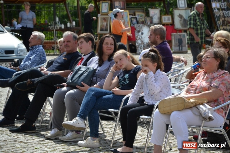Zdjęcie w galerii na portalu naszraciborz.pl: Kwiaty, jadło, rękodzieło, folklor i statua wolności, czyli zamkowy jarmark różności  wiadomości z regionu