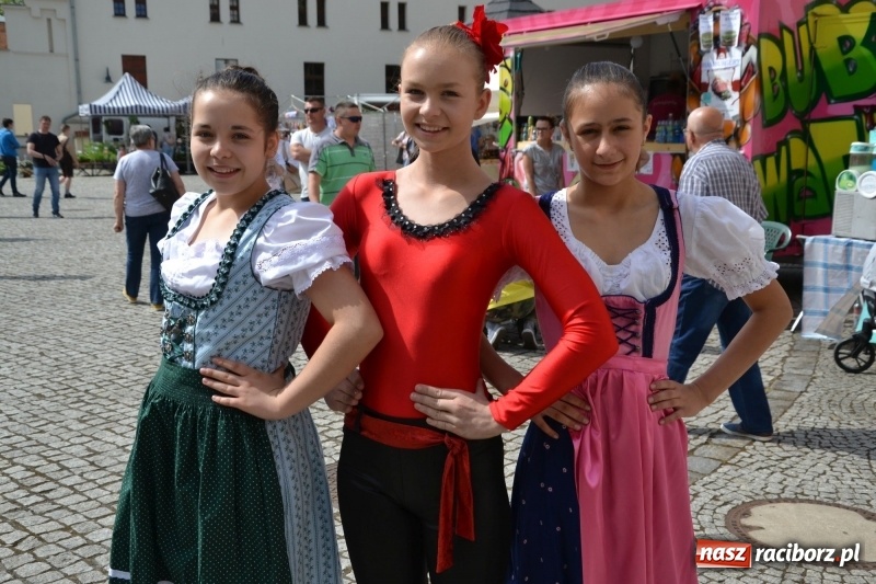 Zdjęcie w galerii na portalu naszraciborz.pl: Kwiaty, jadło, rękodzieło, folklor i statua wolności, czyli zamkowy jarmark różności  wiadomości z regionu