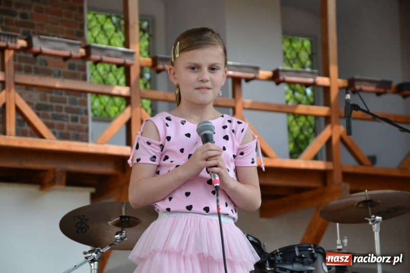 Zdjęcie w galerii na portalu naszraciborz.pl: Kwiaty, jadło, rękodzieło, folklor i statua wolności, czyli zamkowy jarmark różności  wiadomości z regionu