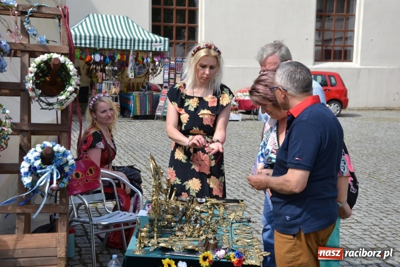 Zdjęcie w galerii na portalu naszraciborz.pl: Kwiaty, jadło, rękodzieło, folklor i statua wolności, czyli zamkowy jarmark różności  wiadomości z regionu