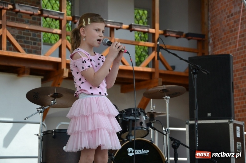 Zdjęcie w galerii na portalu naszraciborz.pl: Kwiaty, jadło, rękodzieło, folklor i statua wolności, czyli zamkowy jarmark różności  wiadomości z regionu