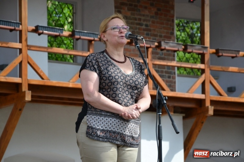 Zdjęcie w galerii na portalu naszraciborz.pl: Kwiaty, jadło, rękodzieło, folklor i statua wolności, czyli zamkowy jarmark różności  wiadomości z regionu