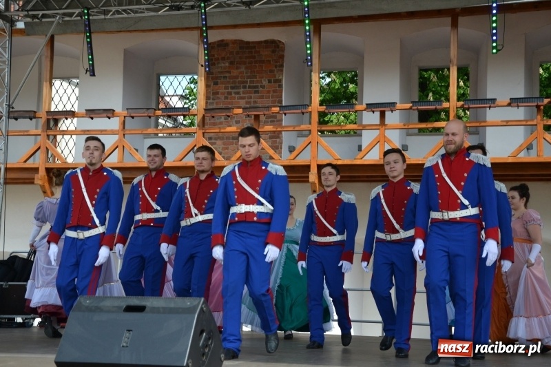 Zdjęcie w galerii na portalu naszraciborz.pl: Kwiaty, jadło, rękodzieło, folklor i statua wolności, czyli zamkowy jarmark różności  wiadomości z regionu